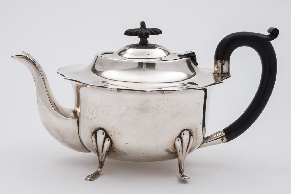 A George V silver teapot, maker Henry Matthews, Birmingham,