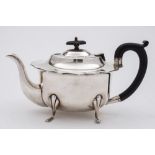 A George V silver teapot, maker Henry Matthews, Birmingham,