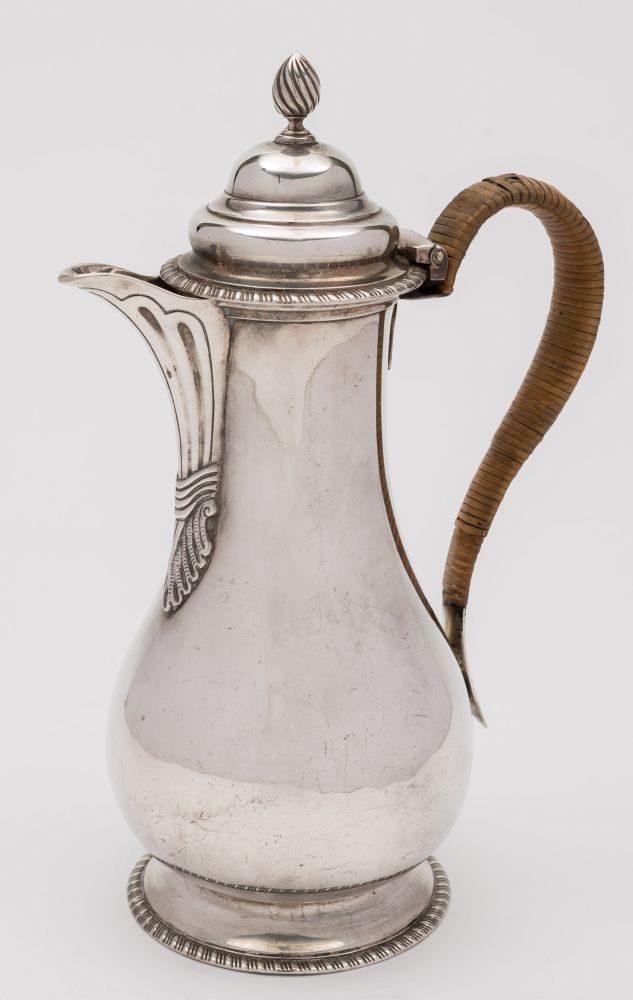 An Edward VII silver hot water jug, maker Daniel & John Wellby, London,