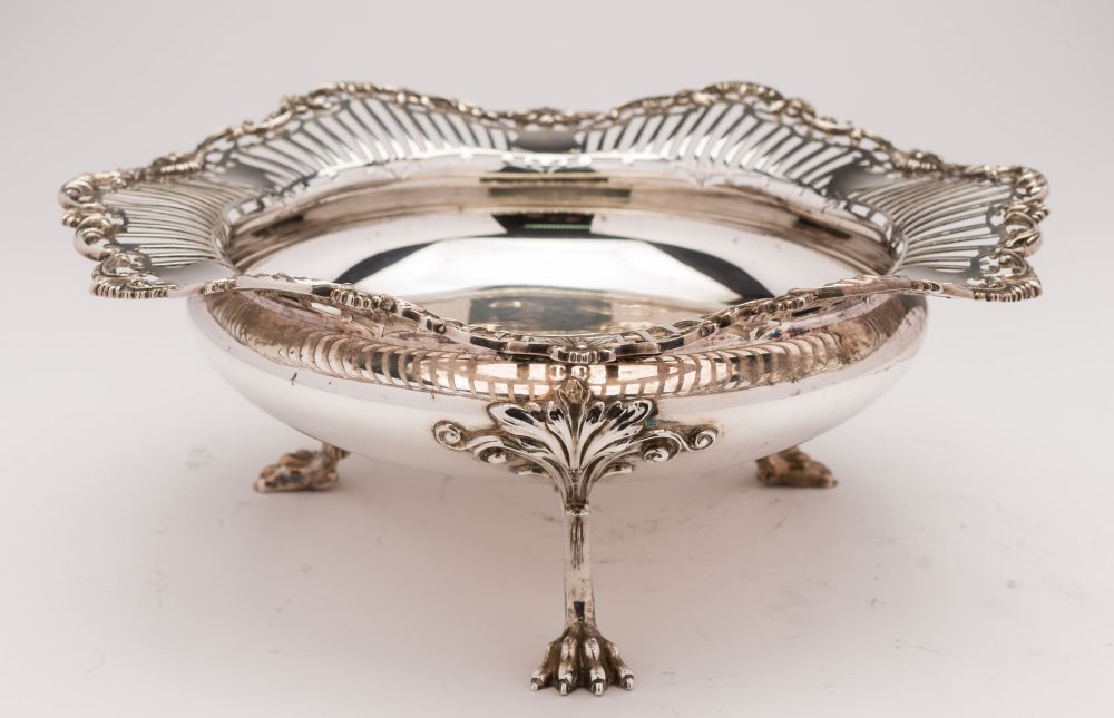 A George V silver bowl, maker Mappin & Webb, Sheffield,