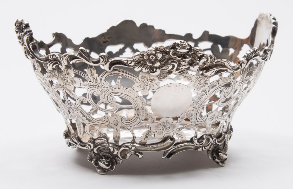 An Edward VII silver bon-bon basket, maker C S Harris & Sons Ltd, London, 1908: of oval outline,