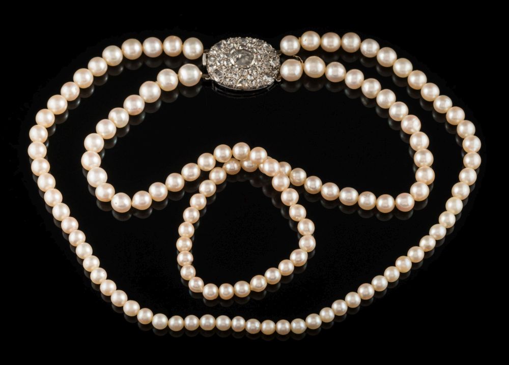 A graduated cultured pearl two-string necklace: with cultured pearls graduated from 4.5mm to 6.