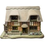 A 20th century thatched cottage style dolls house:,