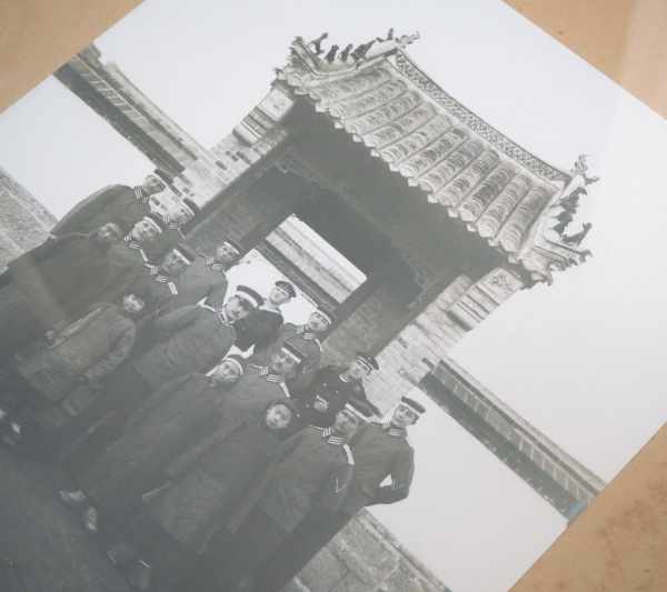 3.2.) Fotos / Postkarten China - Gruppenfoto 1905.Deutsche Soldaten sowie einheimische Kinder, vor - Image 2 of 3