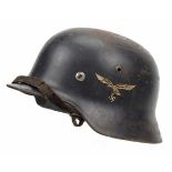 4.1.) Uniformen / Kopfbedeckungen Luftwaffe: Stahlhelm M35.Stahlglocke, mit Originallackierung,