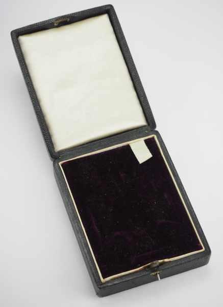 1.1.) Kaiserreich (bis 1933) Preussen: Kronen Orden, 3./4. Klasse Etui.Schwarzes Leeretui, goldene - Image 2 of 3