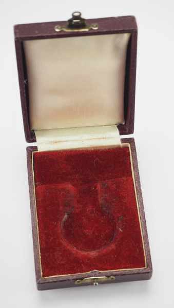 1.1.) Kaiserreich (bis 1933) Sachsen: Carola Medaille, in Bronze Etui.Rotbraunes Verleihungsetui, - Image 2 of 3