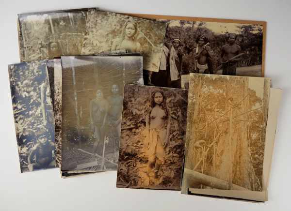 3.2.) Fotos / Postkarten Sammlung von Fotografien eines Urwald-Volkes (um 1890).30 Fotos, zumeist