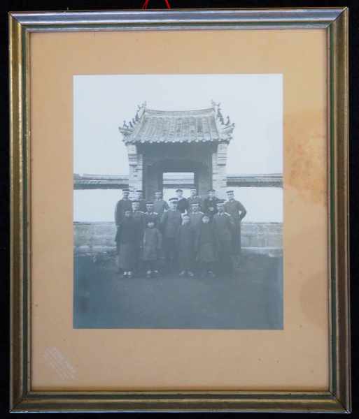 3.2.) Fotos / Postkarten China - Gruppenfoto 1905.Deutsche Soldaten sowie einheimische Kinder, vor