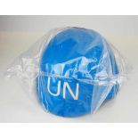 4.1.) Uniformen / Kopfbedeckungen UN-Blauhelm.Original verpackt.Zustand: I 4.1.) Uniforms / Headgear