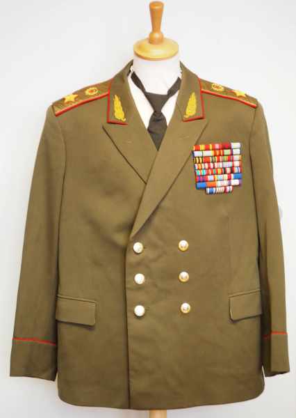 4.1.) Uniformen / Kopfbedeckungen Sowjetunion: Uniform eines Armeegeneral.Olivfarbenes Tuch,