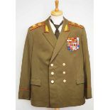 4.1.) Uniformen / Kopfbedeckungen Sowjetunion: Uniform eines Armeegeneral.Olivfarbenes Tuch,