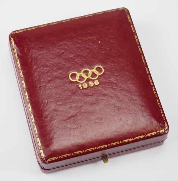 2.2.) Welt Olympische Winterspiele 1956 - Abzeichen für Offizielle (C.I.O.), im Etui.Buntmetall - Image 4 of 4