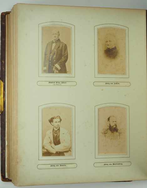 3.2.) Fotos / Postkarten Pracht - Kriegs-Album 1870 & 1871.Aufwendig geprägter Ledereinband, mit - Image 6 of 8