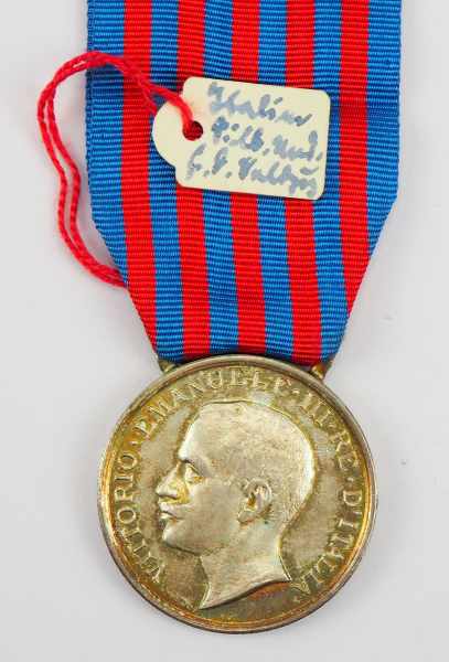 2.1.) Europa Italien: Lybien Medaille.Silbern, am Bande; mit anhängendem alten Sammlungsetikett.