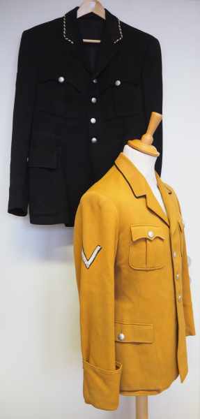 4.1.) Uniformen / Kopfbedeckungen NSDAP/SA/NSKK: Dienstrock eines alten Kämpfers.Braune Gabardine, - Image 2 of 5