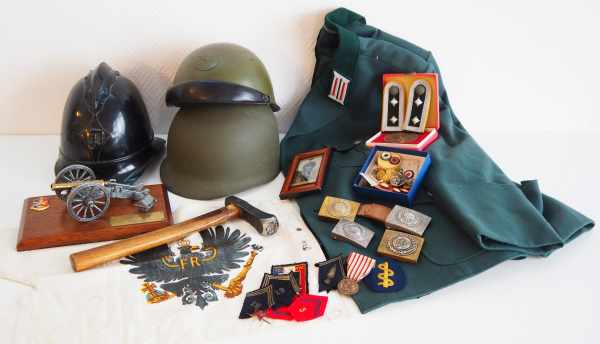 4.2.) Effekten / Ausrüstung Sammlung Militaria.Drei Helme; Uniformjacke; Preussen: Unteroffiziers