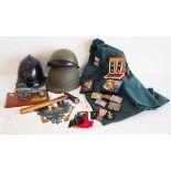 4.2.) Effekten / Ausrüstung Sammlung Militaria.Drei Helme; Uniformjacke; Preussen: Unteroffiziers