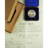 1.1.) Kaiserreich (bis 1933) Preussen: Ehejubiläums-Medaille, im Etui, mit Urkunde.Silber; im