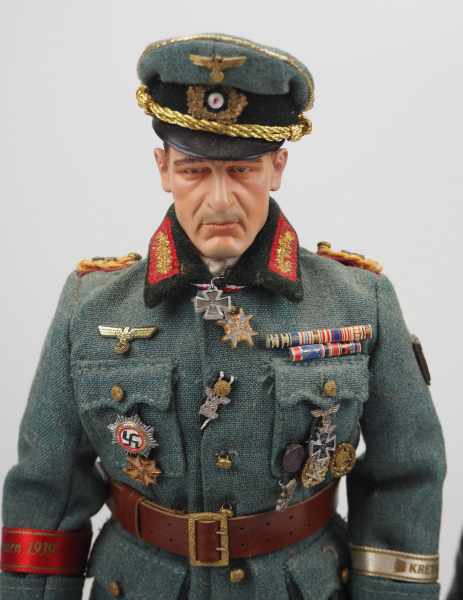 7.3.) Spielzeug Spielzeugpuppe Generalfeldmarschall.Püppchen mit Uniform, vielen Auszeichnungen etc. - Image 2 of 3