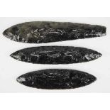 7.2.) Ethnologica Drei Obsidian-Klingen.Jede Klinge sauber geschlagen, ohne Ausbrüche. Längen: 25 cm