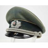 4.1.) Uniformen / Kopfbedeckungen Wehrmacht: Offiziers Schirmmütze.Feldgraues Tuch, grüner Bund,