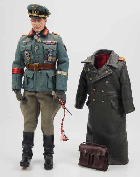 7.3.) Spielzeug Spielzeugpuppe Generalfeldmarschall.Püppchen mit Uniform, vielen Auszeichnungen etc.