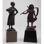 7.1.) Historica Zwei Bronze-Figuren.1.) Kleines Mädchen mit Sense und Krug, auf der Plinte