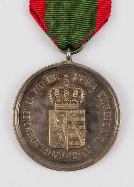 1.1.) Kaiserreich (bis 1933) Anhalt: Medaille für Verdienste, Anhänglichkeit und Treue, in Silber. - Image 2 of 2