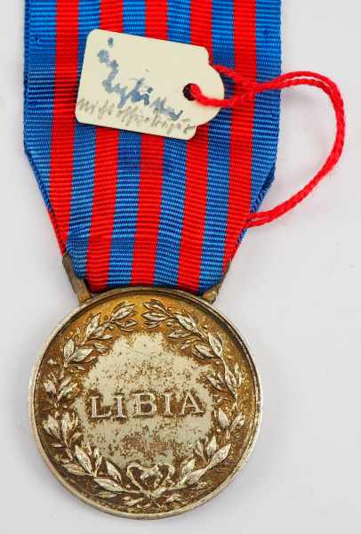 2.1.) Europa Italien: Lybien Medaille.Silbern, am Bande; mit anhängendem alten Sammlungsetikett. - Bild 2 aus 2