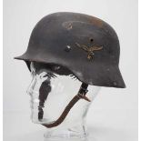 4.1.) Uniformen / Kopfbedeckungen Luftwaffe: Stahlhelm M40.Originallackierung, der Adler zu ca.