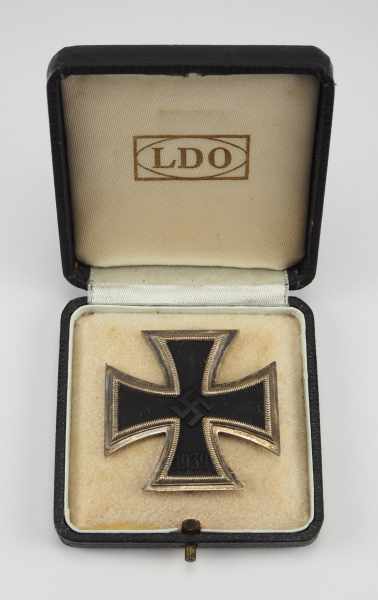 1.2.) Deutsches Reich (1933-45) Eisernes Kreuz, 1939, 1. Klasse, im Etui.Geschwärzter Eisenkern,