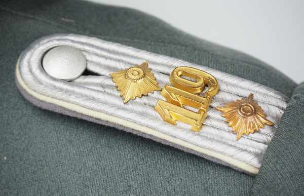 4.1.) Uniformen / Kopfbedeckungen Wehrmacht: Schirmmütze und Parade-Waffenrock eines Hauptmann der - Image 3 of 10