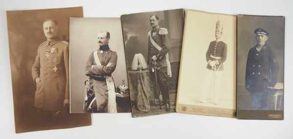 3.2.) Fotos / Postkarten Fünf Hartkartonage Porträtfotos.- Oberstleutnant im Ordenschmuck;-