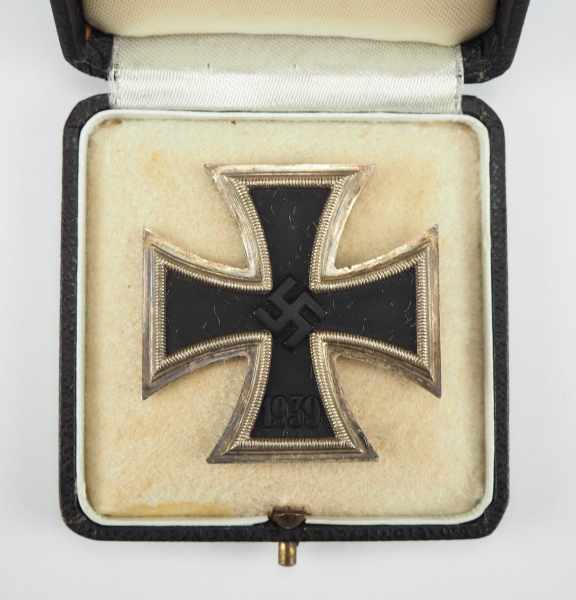 1.2.) Deutsches Reich (1933-45) Eisernes Kreuz, 1939, 1. Klasse, im Etui.Geschwärzter Eisenkern, - Image 2 of 3