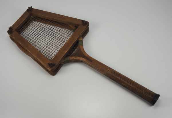 7.1.) Historica Tennisschläger - R. Beinhauer Söhne, Hamburg.Holz Tennisschläger, mit Bespannung,