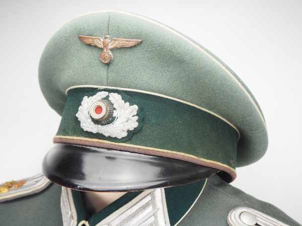 4.1.) Uniformen / Kopfbedeckungen Wehrmacht: Schirmmütze und Parade-Waffenrock eines Hauptmann der - Image 2 of 10