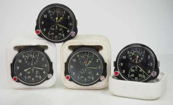 4.2.) Effekten / Ausrüstung Sowjetunion: 4 Flieger-Uhren.Flieger-Uhren für das Amaturenbrett.