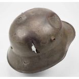 4.1.) Uniformen / Kopfbedeckungen Stahlhelm M18 - Kampfschaden.Glocke mit Originallackierung, zwei