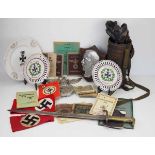 4.2.) Effekten / Ausrüstung Lot Militaria.Gasmaske im Behälter, Bajonett, Literatur, Effekten,