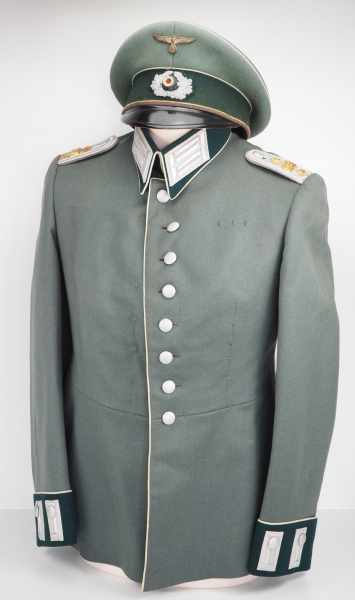 4.1.) Uniformen / Kopfbedeckungen Wehrmacht: Schirmmütze und Parade-Waffenrock eines Hauptmann der