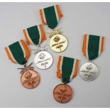 5.1.) Sammleranfertigungen 3. Reich: Sammlung von 5 Azad Hind Medaillen.Die Medaillen in Gold,