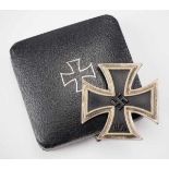 1.2.) Deutsches Reich (1933-45) Eisernes Kreuz, 1939, 1. Klasse, im Etui.Geschwärzter Eisenkern,