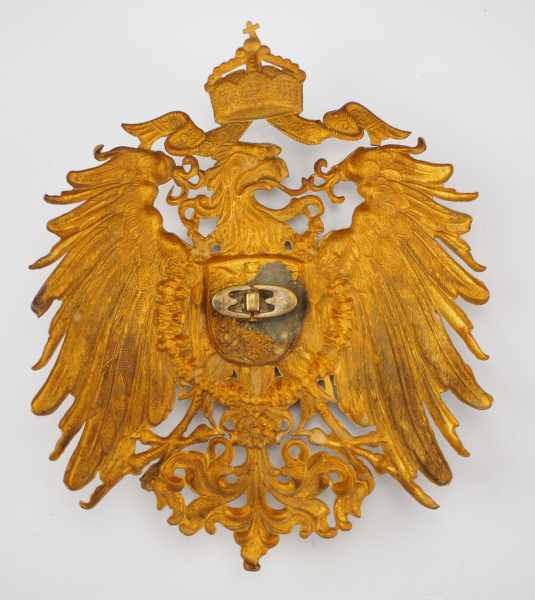 4.2.) Effekten / Ausrüstung Schutztruppe: Emblem für den Tropenhelm.Messing vergoldet, hohl geprägt, - Image 2 of 2