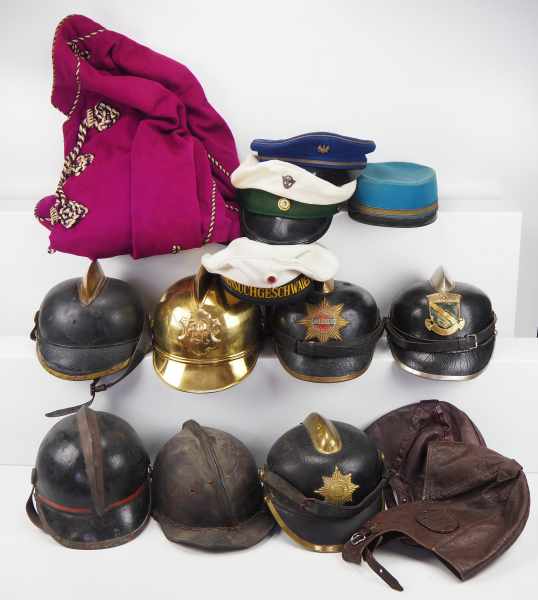 4.1.) Uniformen / Kopfbedeckungen Sammlung Kopfbedeckungen.Diverse Feuerwehr-Helme, dazu