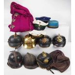 4.1.) Uniformen / Kopfbedeckungen Sammlung Kopfbedeckungen.Diverse Feuerwehr-Helme, dazu