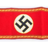 4.2.) Effekten / Ausrüstung NSDAP: Armbinde der Reichsleitung.Rotes Tuch, mehrfarbig bestickt, die