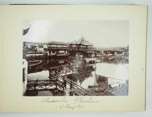 3.2.) Fotos / Postkarten Fotoalbum China-Japan 1904-1906.Japanischer Lackeinband, mit - Image 3 of 7