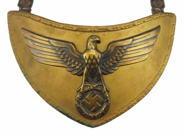 4.2.) Effekten / Ausrüstung NSDAP: Ringkragen für Fahnenträger.Bronzierter Schild, der Adler