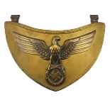 4.2.) Effekten / Ausrüstung NSDAP: Ringkragen für Fahnenträger.Bronzierter Schild, der Adler